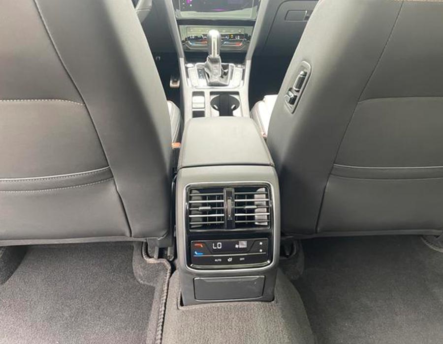 2 millionième unité Magotan 2023, édition commémorative 330TSI DSG Luxury Trim (24227 km)