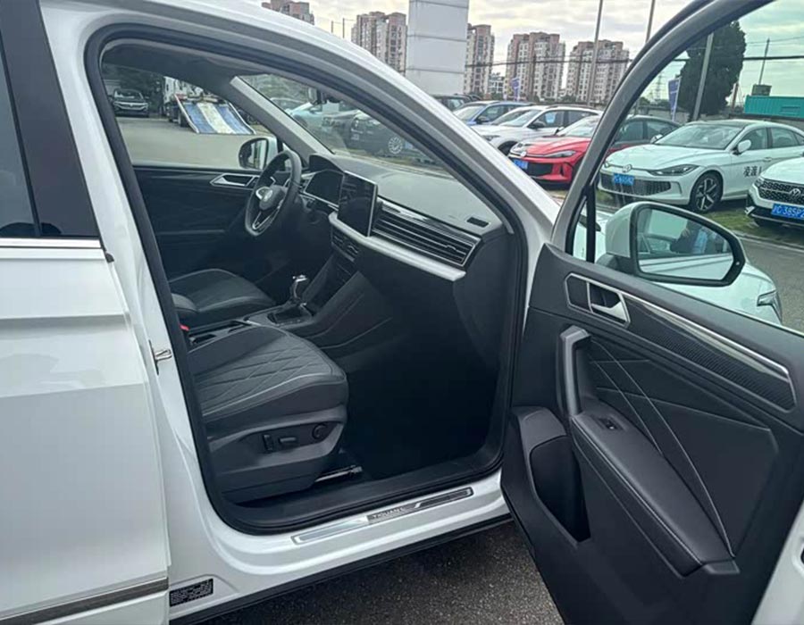 Volkswagen Tiguan L 2024 330TSI Automatique FWD R-Line Dragon Edition (2675 km)