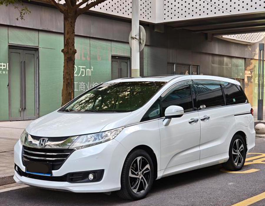 Honda Odyssey 2017 2,4 L Édition de luxe blanche (83877 km)